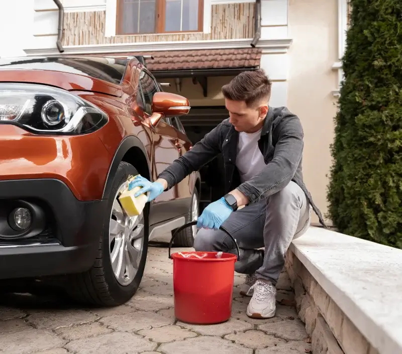 Lavage auto à domicile Sénas : professionnel intervenant sur un véhicule
